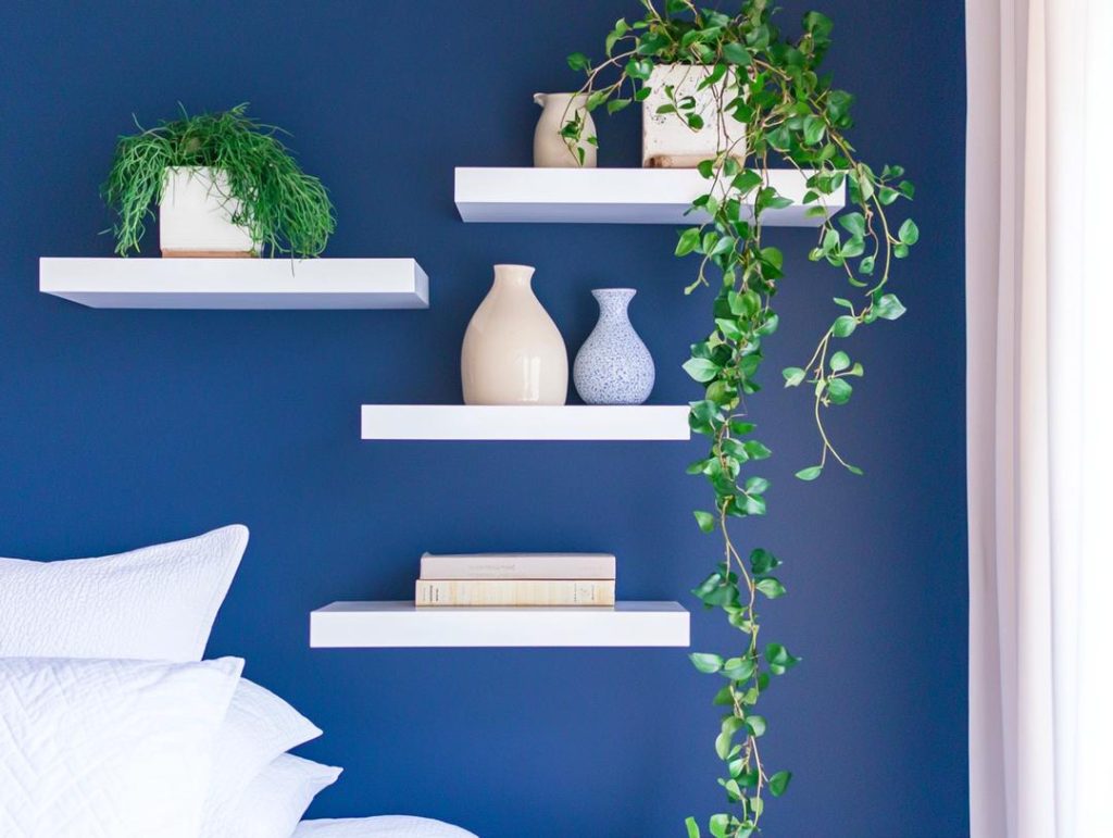 Damage-Free Storage: Floating Shelves for Rental Bedroom Organization