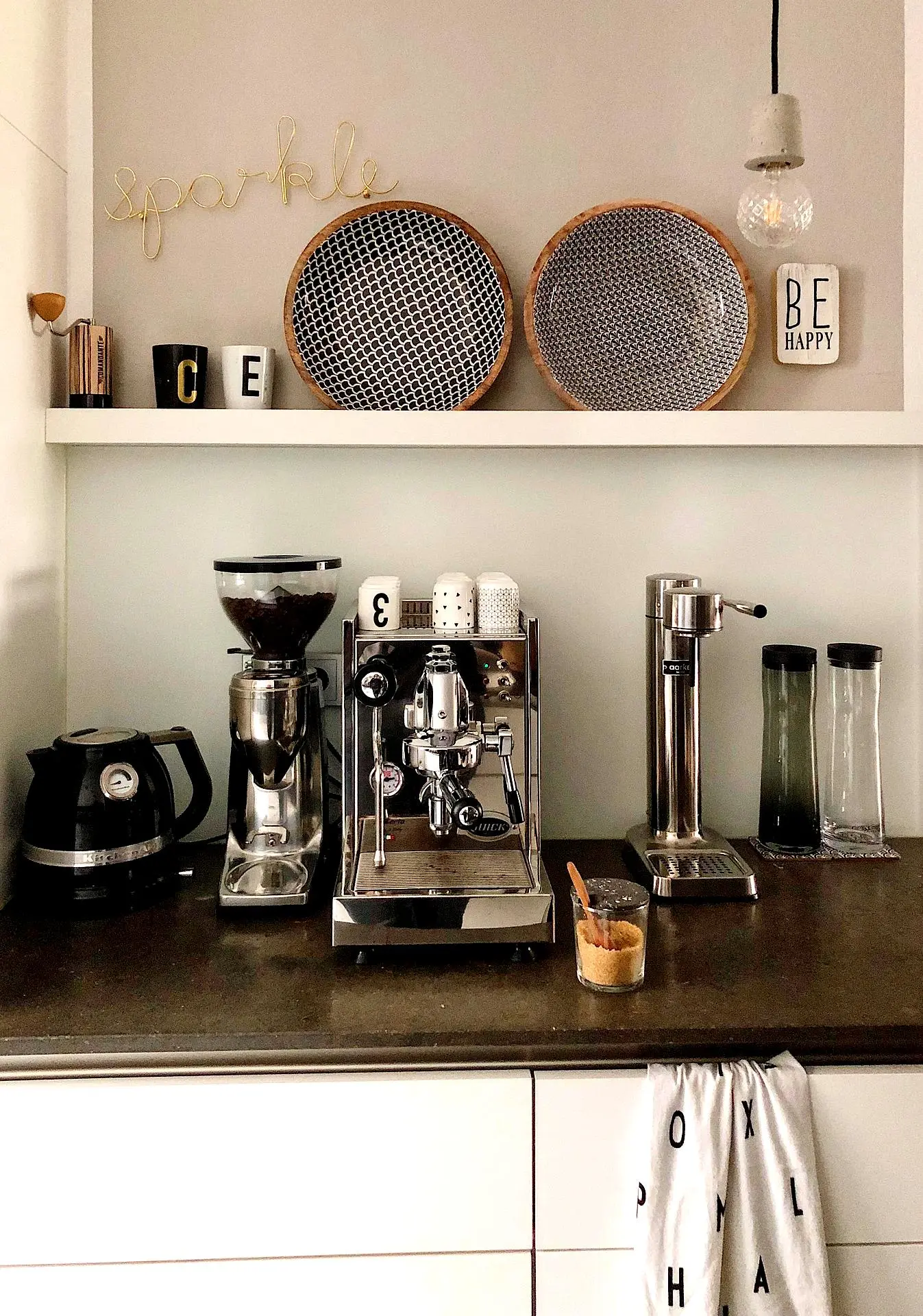 Professional Meets Cozy: A Sleek Home Espresso Station for Coffee Connoisseurs ☕